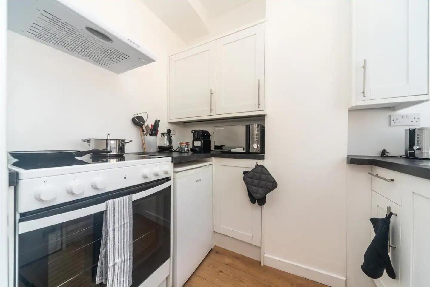 Pass The Keys Elegant Spacious Flat With Large Patio - Short Walk To Trains Appartamento Londra