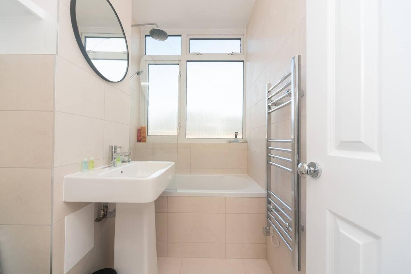 Pass The Keys Elegant Spacious Flat With Large Patio - Short Walk To Trains Appartamento