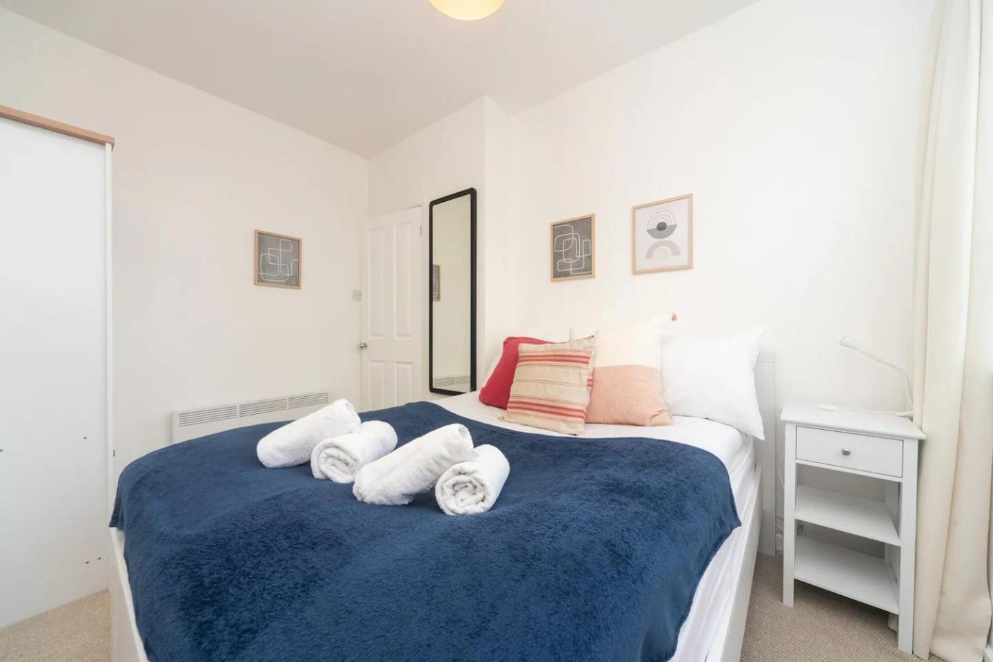 Pass The Keys Elegant Spacious Flat With Large Patio - Short Walk To Trains Appartamento *