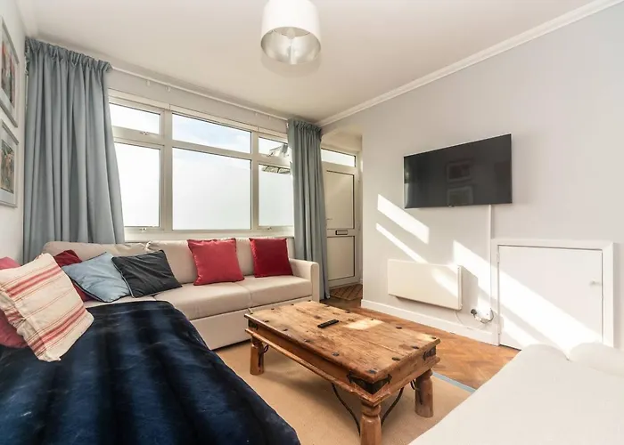 Pass The Keys Elegant Spacious Flat With Large Patio - Short Walk To Trains